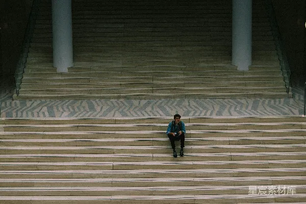 高清摄影 坐在楼梯上的人