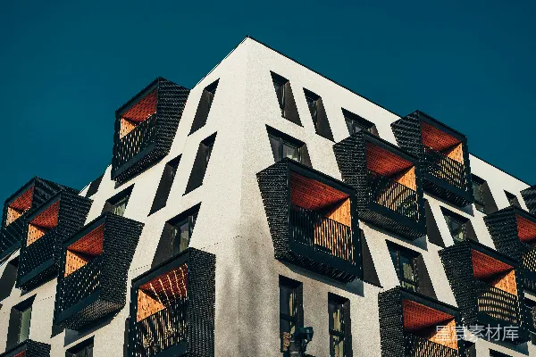 高清摄影 一座非常高大的建筑物，上面有许多阳台。