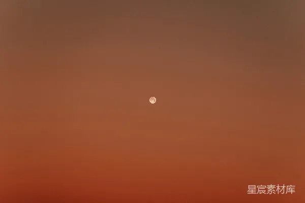 高清摄影 远处的月亮与红色的天空