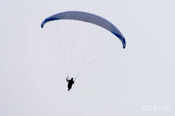 高清摄影 一个人在高空中滑翔伞滑行。