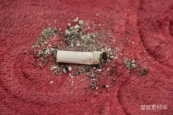 高清摄影 白烟杆在红色织物上