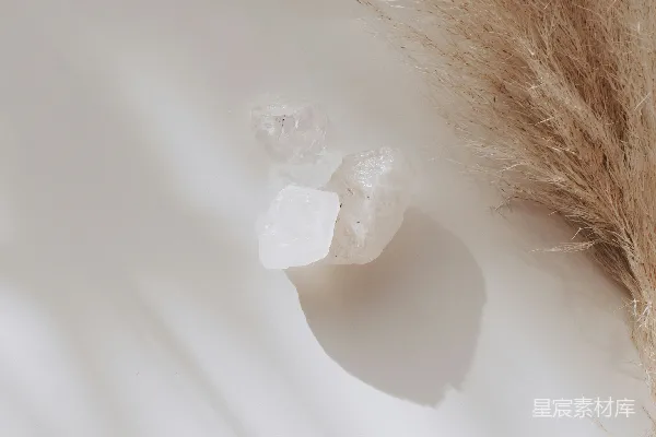 高清摄影 桌上放着几块冰。