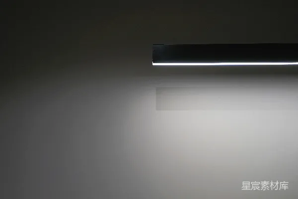 高清摄影 房间里的白色荧光灯亮了。