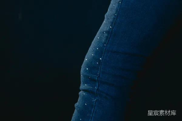 高清摄影 一张穿着牛仔裤的人的腿部特写照片