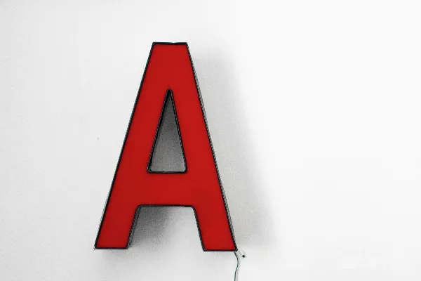 高清摄影 红色字母A的标志
