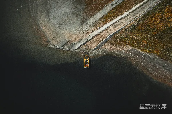 高清摄影 一辆黄黑相间的汽车在白天的道路上行驶。