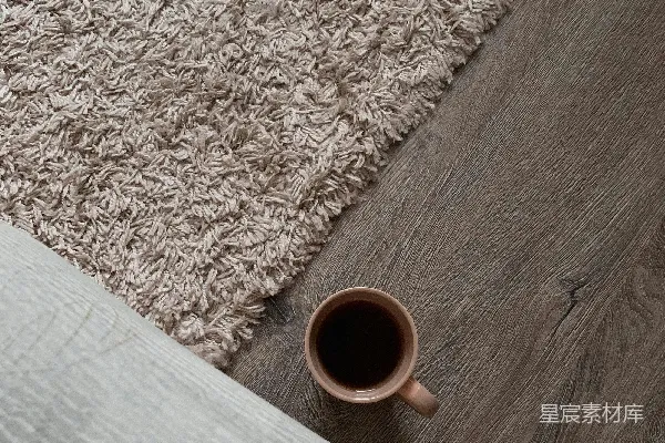 高清摄影 白色陶瓷杯放在棕色木桌上