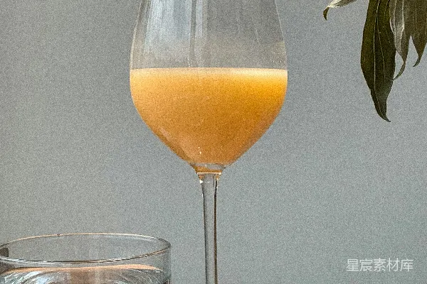 高清摄影 装有黄色液体的酒杯