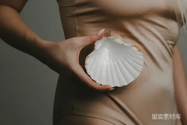 高清摄影 一位穿着衣服的女性