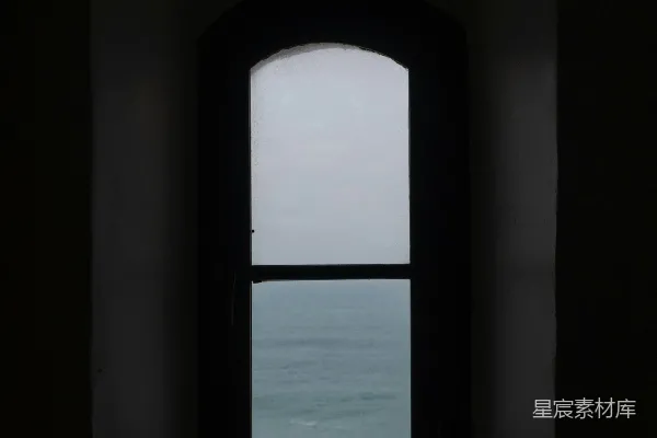 高清摄影 暗色的窗框俯瞰着平静的海洋