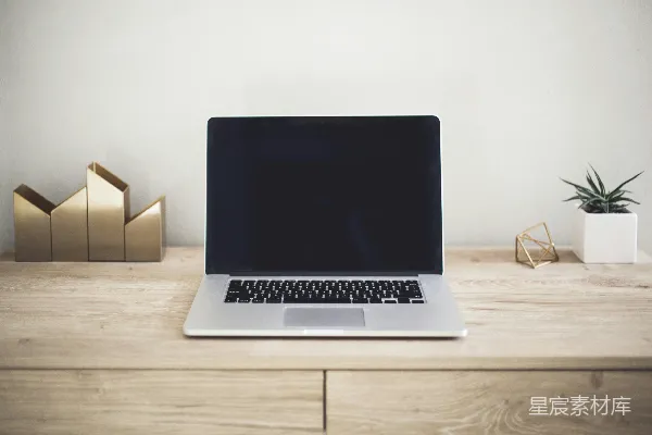 高清摄影 MacBook Pro 放在棕色桌子上