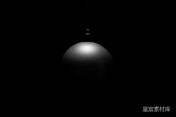 高清摄影 一盏黑色吊灯悬挂在黑暗中。