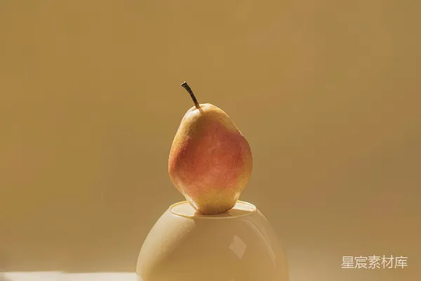 高清摄影 一个苹果放在一个白色的碗上