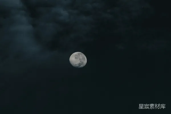 高清摄影 一轮明月在黑暗的天空中，云层缭绕。