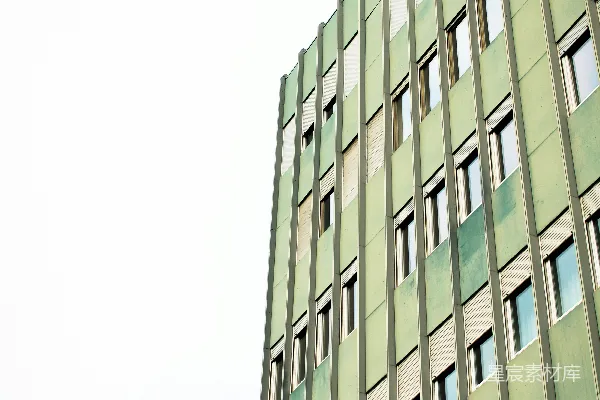 高清摄影 一座高大的绿色建筑，有很多窗户。
