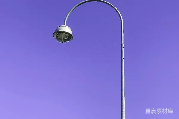 高清摄影 一盏路灯前背景是紫色的天空。