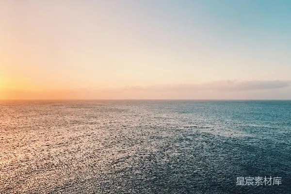 高清摄影 蓝天下的蓝色大海在白天