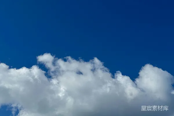 高清摄影 一架飞机在蓝天白云中飞行