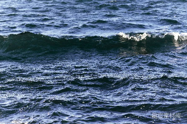 高清摄影 白天海浪拍打在岸边
