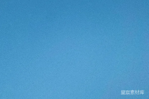 高清摄影 白天晴朗的蓝天下的黑白相间的房子