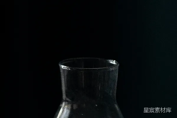 高清摄影 一个玻璃花瓶放在木制桌子上。