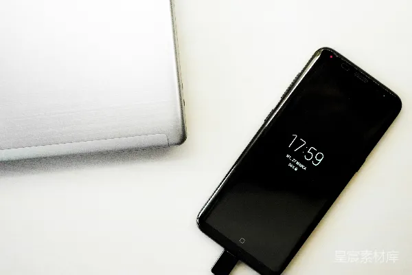 高清摄影 黑色三星Galaxy S8在桌子上