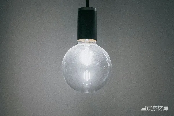 高清摄影 一个挂在黑色电线上的白灯泡