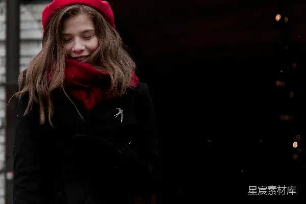 高清摄影 一个女人站在停车标志前。