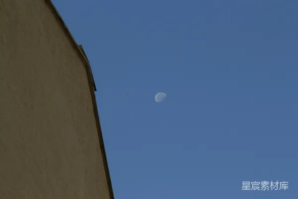 高清摄影 白月映在棕色的混凝土墙上