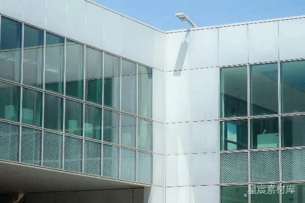 高清摄影 一座高大的白色建筑，窗户很多。