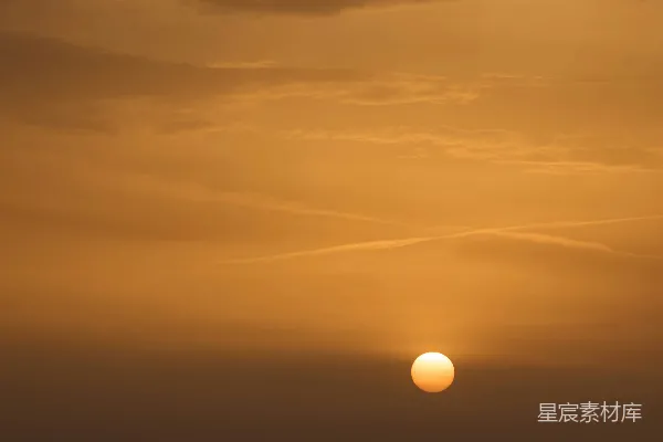 高清摄影 在多云的天气里，夕阳正缓缓落下海面。