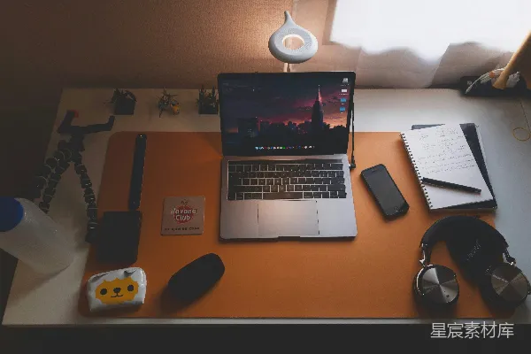 高清摄影 MacBook Pro 旁边是黑色的智能手机和笔记本电脑。