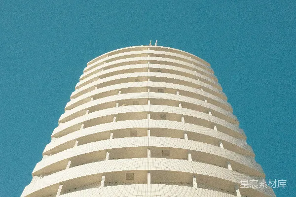 高清摄影 一座高大的白色建筑物，背景是蓝天。