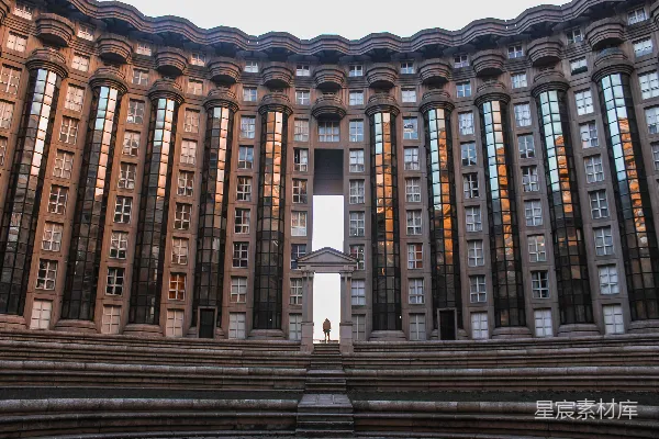 高清摄影 在白天，一个人站在混凝土建筑的走廊之间。