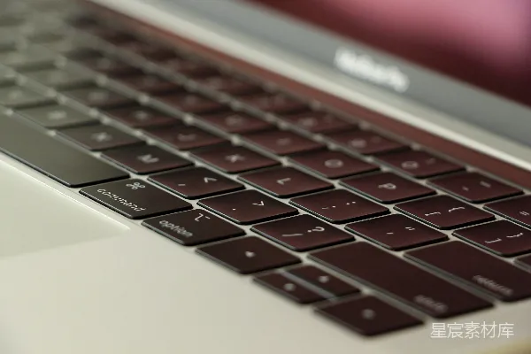高清摄影 MacBook Air打开后显示红色屏幕