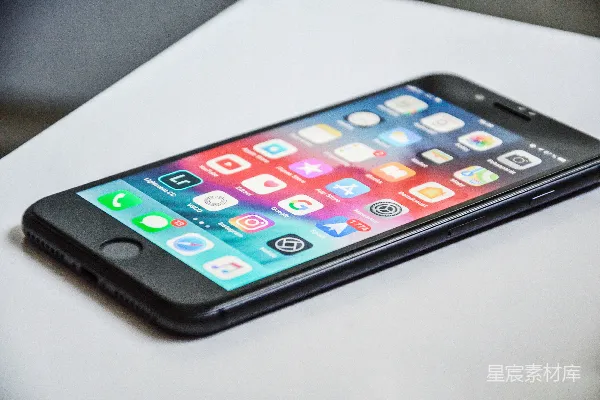 高清摄影 黑色的iPhone 7在白色表面。