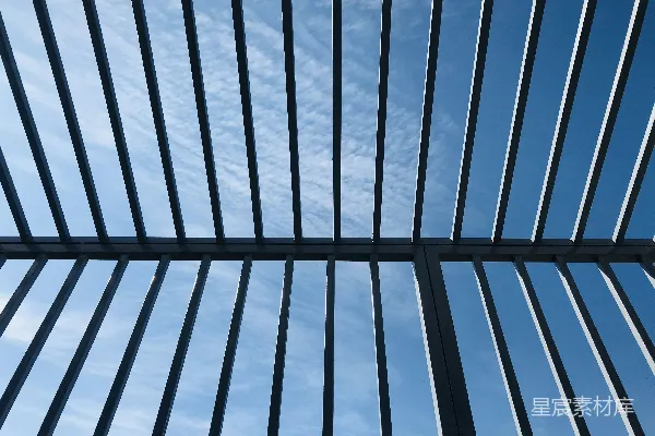 高清摄影 白天的白色金属框架