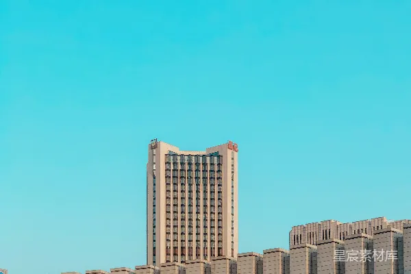 高清摄影 白天蓝天下的白色混凝土建筑