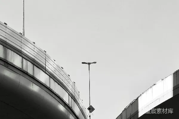 高清摄影 两座高架桥的匝道在晴朗的天空下