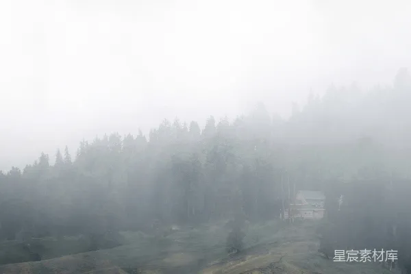 高清摄影 一个站在雾中山坡上的人