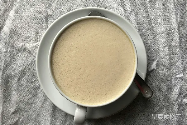 高清摄影 白色陶瓷杯中的棕色液体