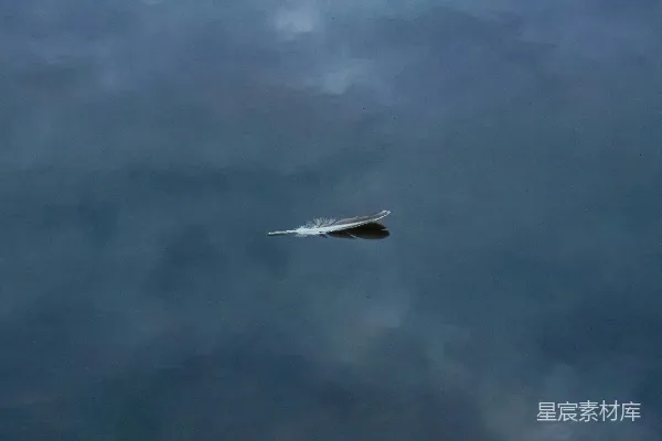 高清摄影 一艘小船漂浮在水面上