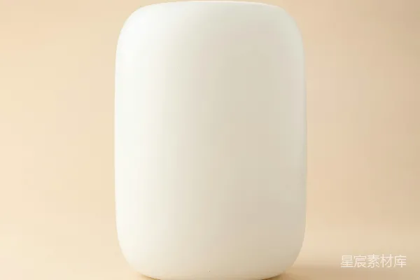 高清摄影 白色的塑料容器放在白色的桌子上