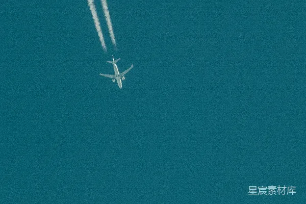 高清摄影 一架飞机在空中飞行，身后留下一串烟雾。