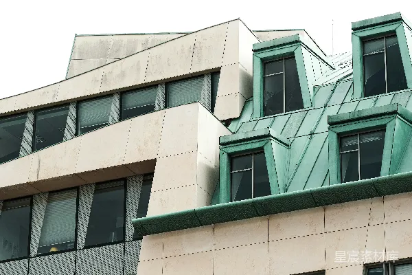 高清摄影 一座有绿色窗户的建筑