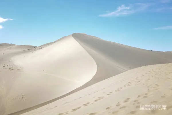 高清摄影 一个有脚印的大沙丘
