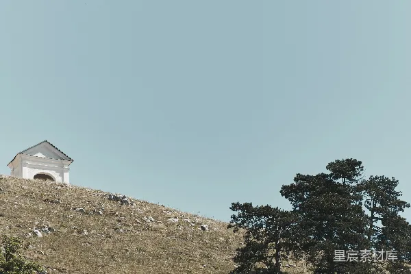 高清摄影 山丘旁边的标志