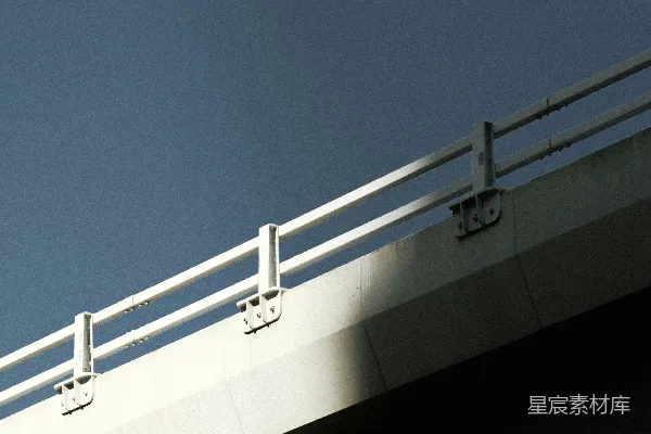 高清摄影 一个男人在桥顶放风筝