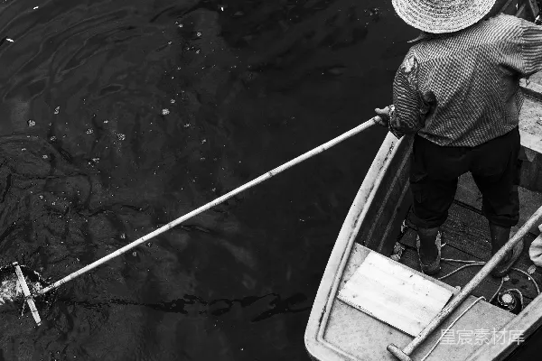 高清摄影 一张黑白照片，照片中有一个男人在船上。