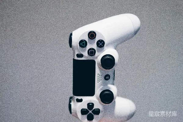 高清摄影 白色索尼PS4手柄放在某人的手掌上